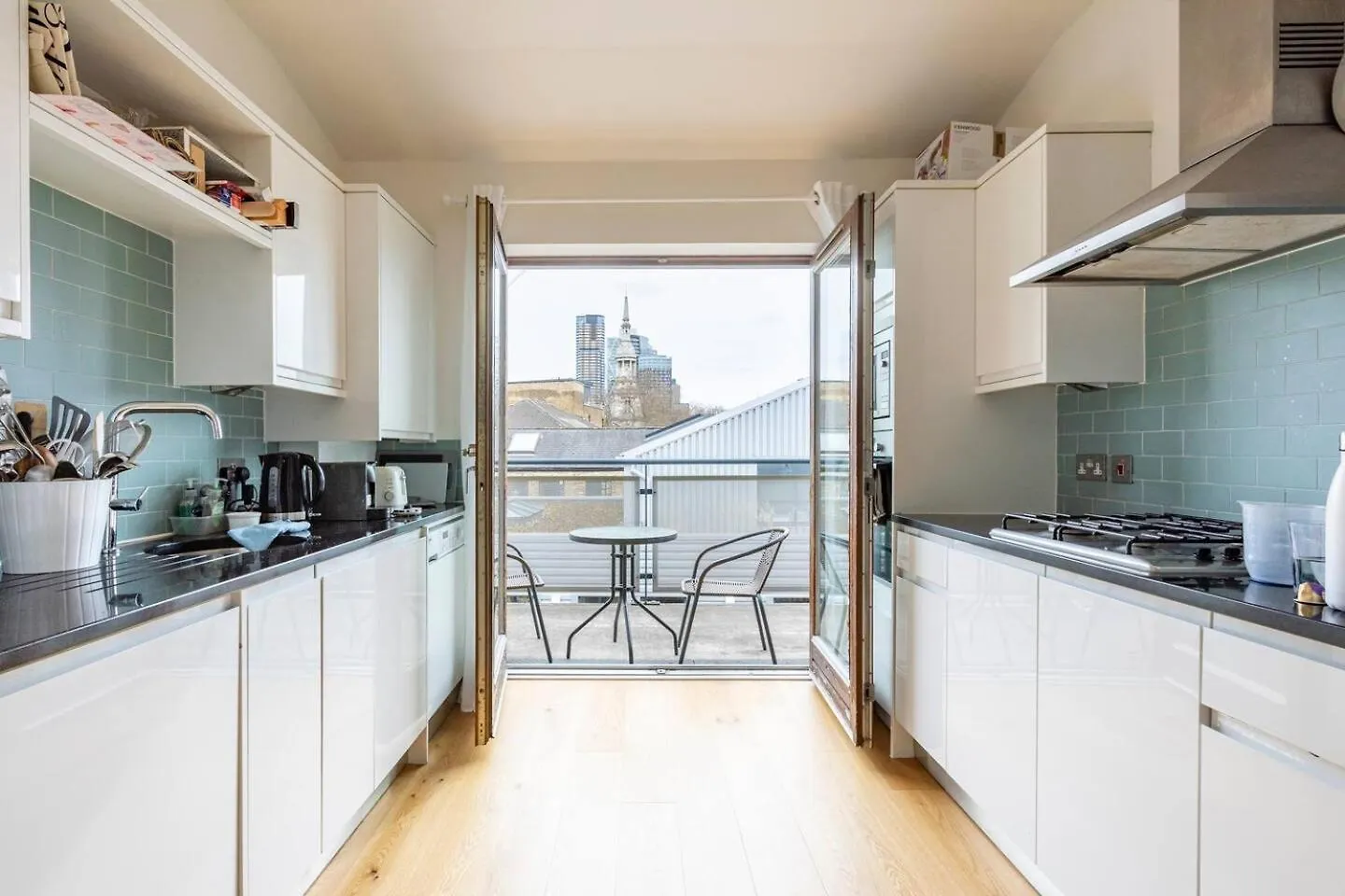 Spacious Bright Room W/Private Br, View & Terrace. Londra Alloggio in famiglia